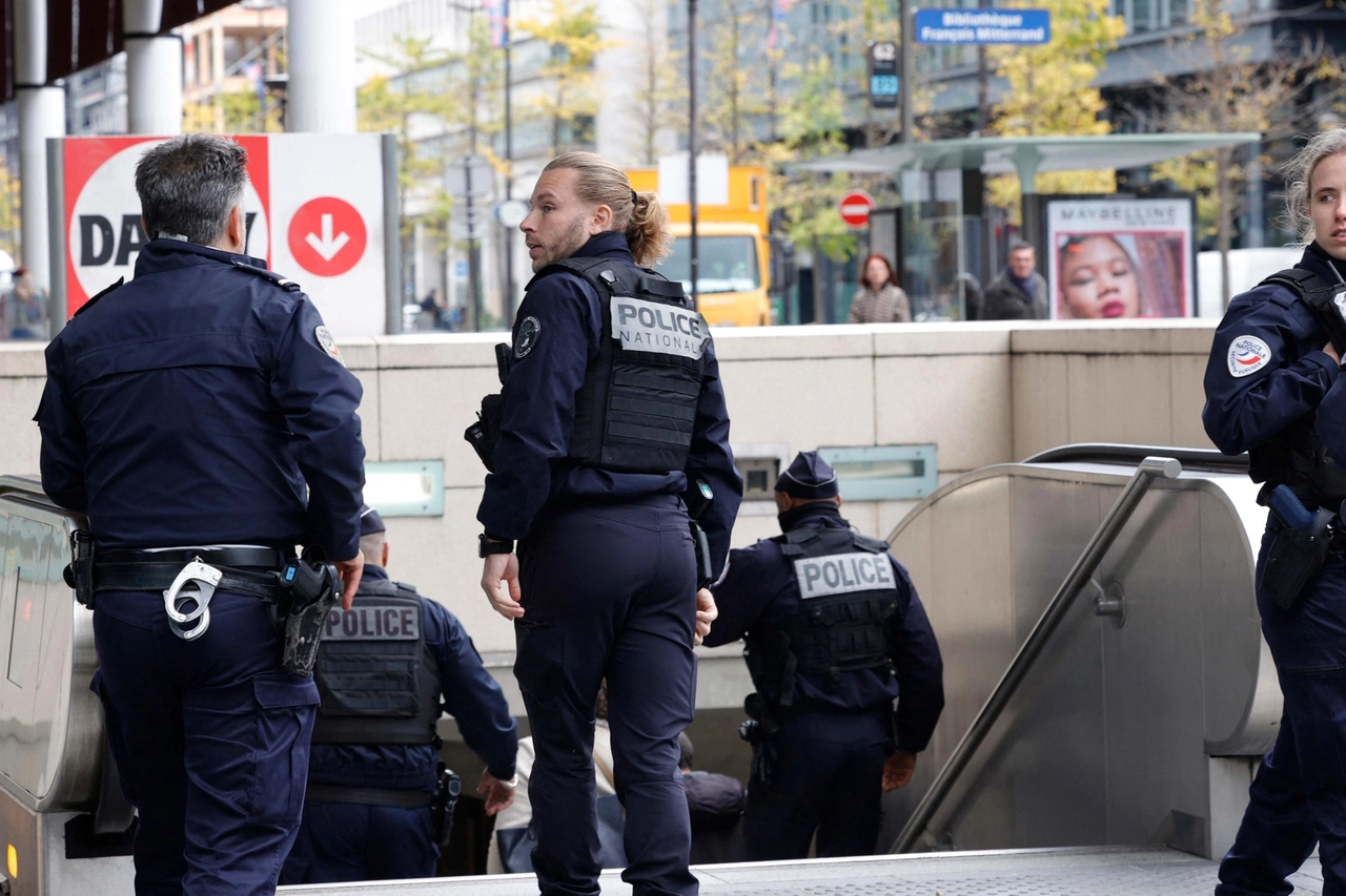 La polizia parigina fuori dalla stazione Bibliothèque François-Mitterrand (Afp)