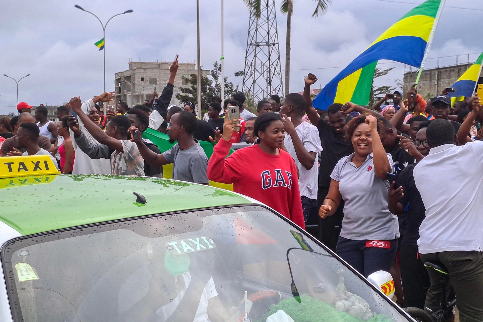 Manifestanti festeggiano in piazza dopo il golpe in Gabon