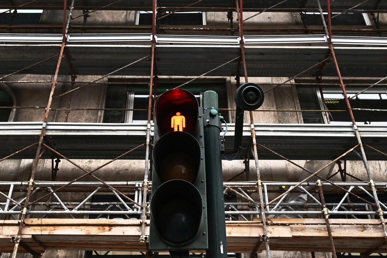 Ponteggi su palazzi in ristrutturazione (foto Ansa)