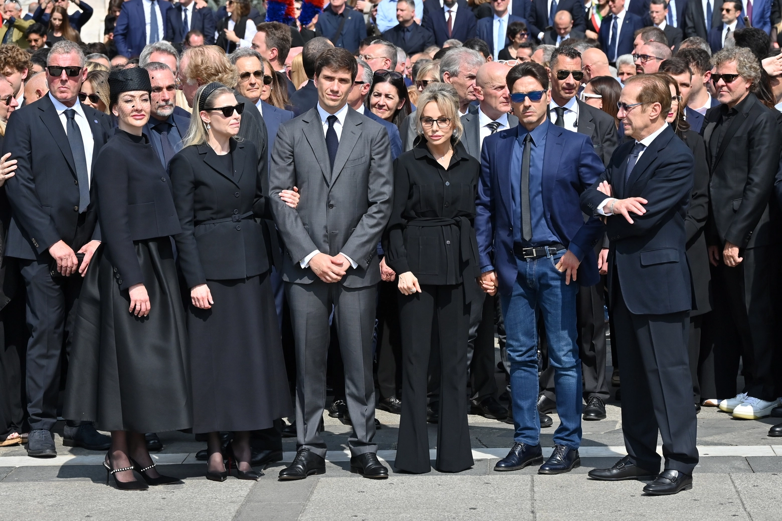 I figli di Berlusconi al funerale. Da sinistra Eleonora, Barbara, Luigi, Marina, Pier Silvio. A destra il fratello Paolo (Agenzia Aldo Liverani Sas)