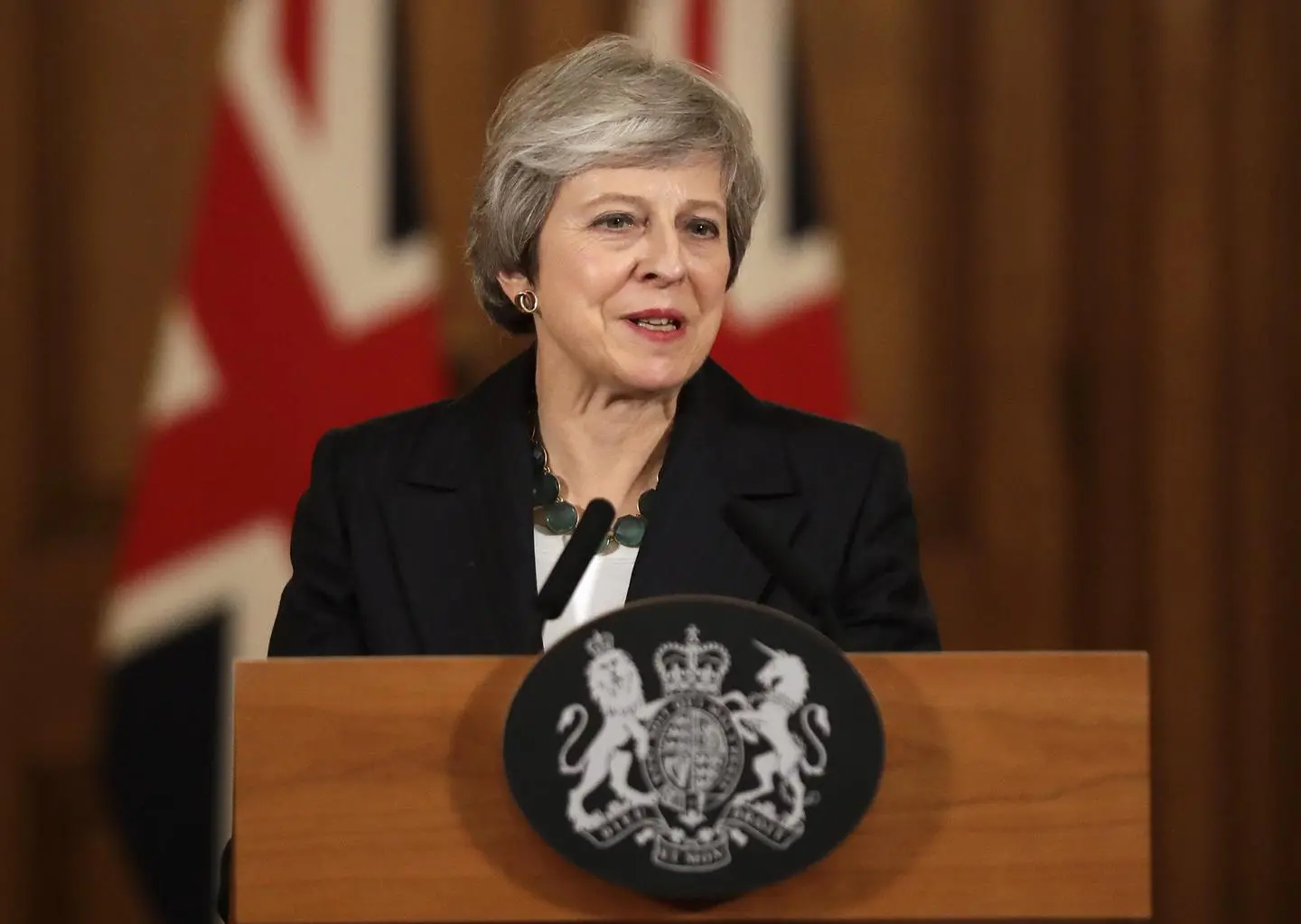 Brexit, si dimettono 4 ministri. May difende l'accordo: "È la strada giusta"