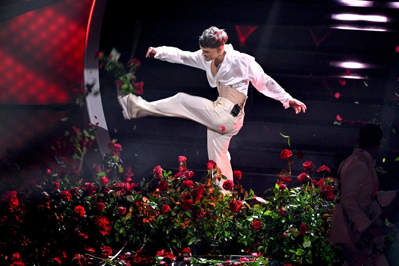 Blanco distrugge i fiori sul palco dell'Ariston