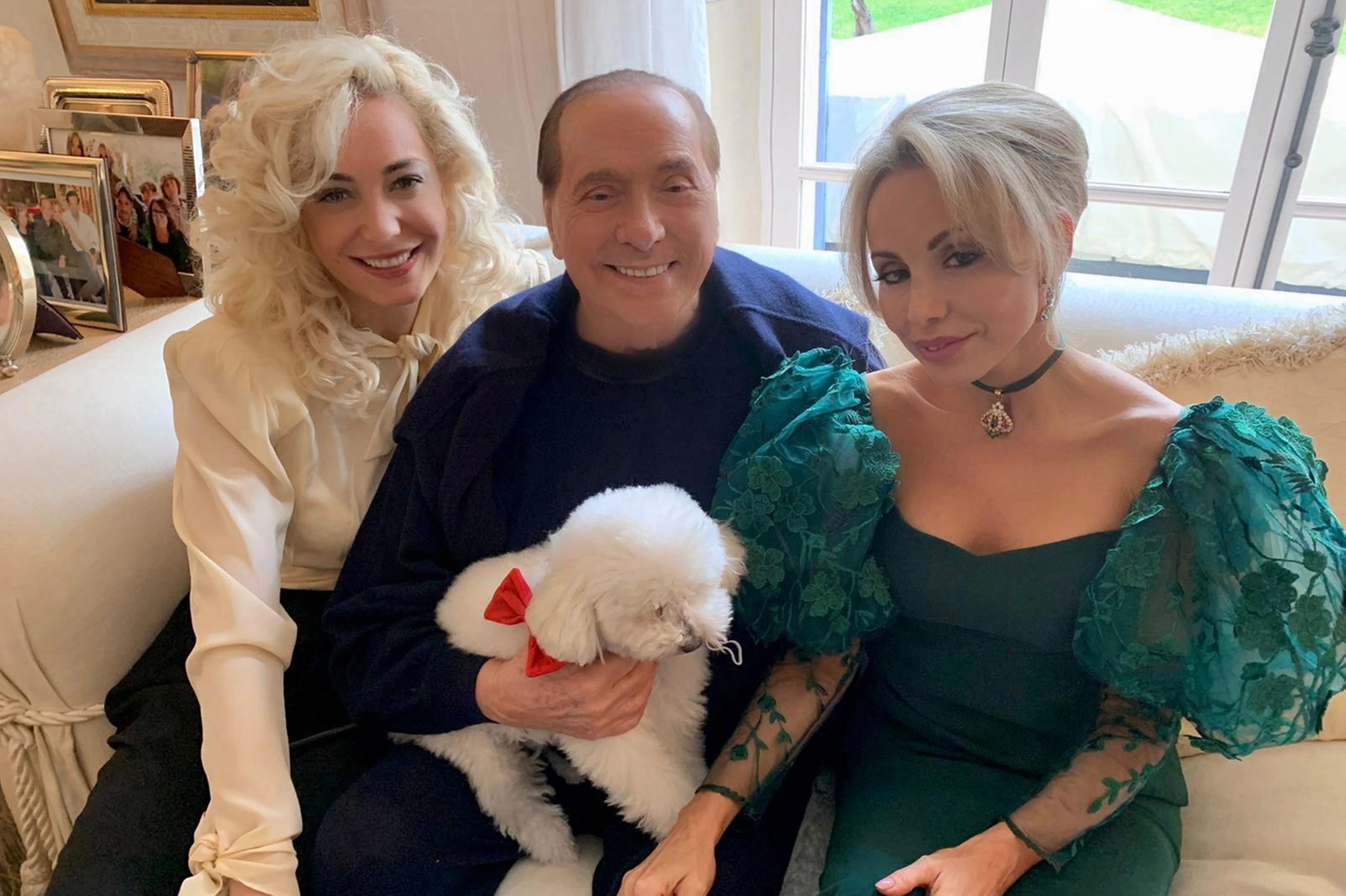 Silvio Berlusconi tra la figlia Marina e Marta Fascina