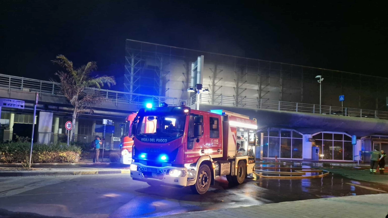 Incendio nell'aeroporto di Catania spento dai pompieri