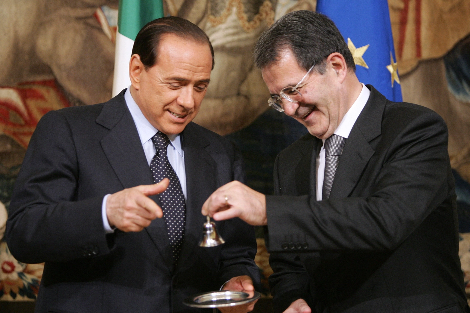 Il passaggio di consegne tra Romano Prodi e Silvio Berlusconi a Palazzo Chigi nel 2006 (Ansa)