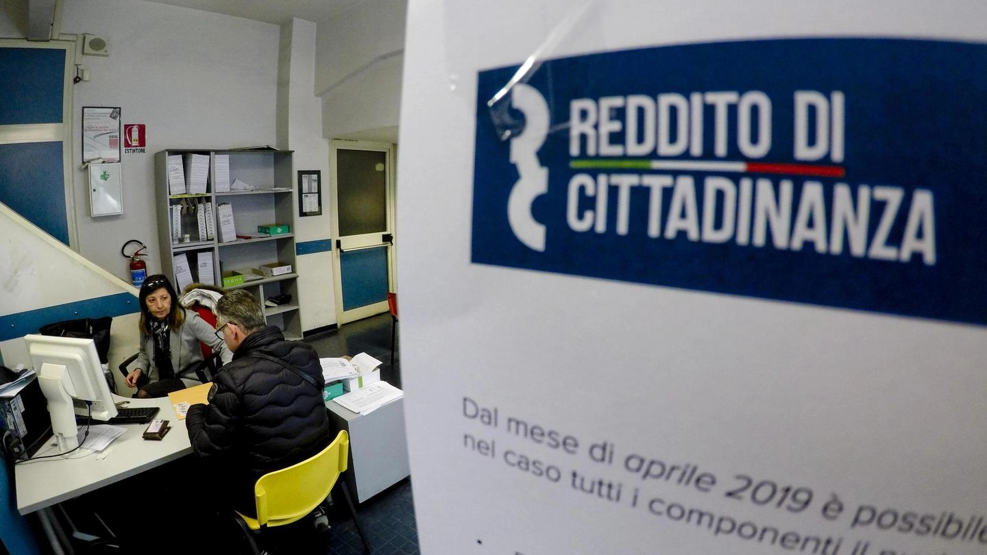 Un Caf che aiuta a chiedere il reddito di cittadinanza (Ansa)