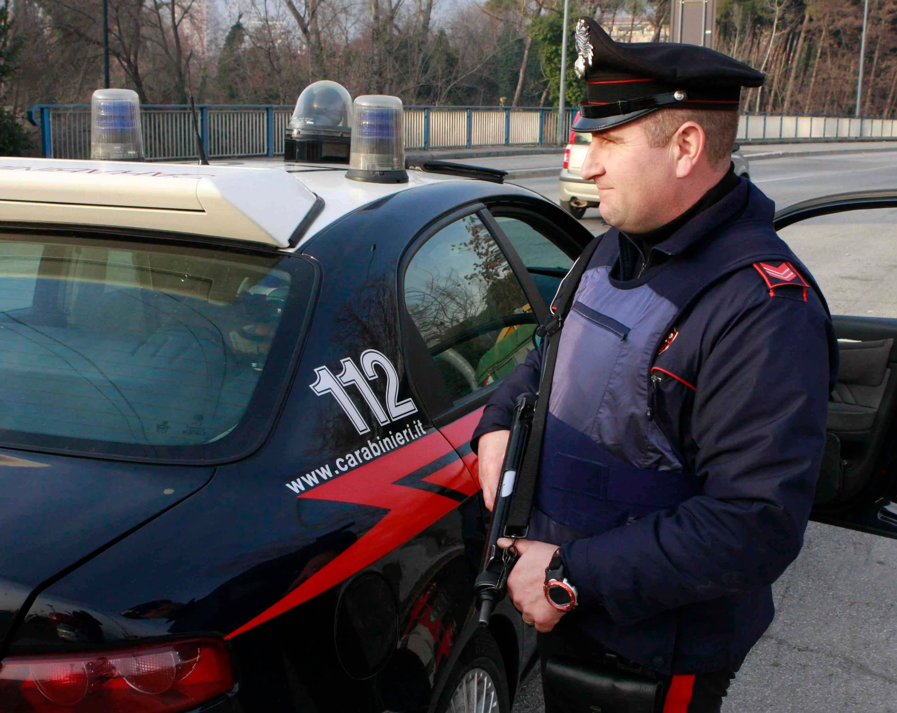 Sparatoria, colpi d'arma da fuoco in via Novara a Pozzuoli, gambizzato 36enne