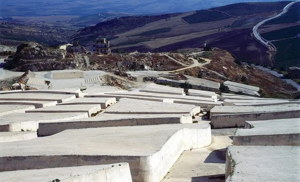 Il Cretto di Burri a Gibellina, ricordo del terremoto che devastò la valle del Belice