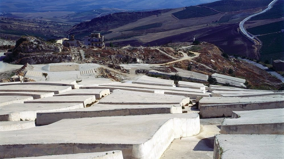 Il Cretto di Burri a Gibellina, ricordo del terremoto che devastò la valle del Belice