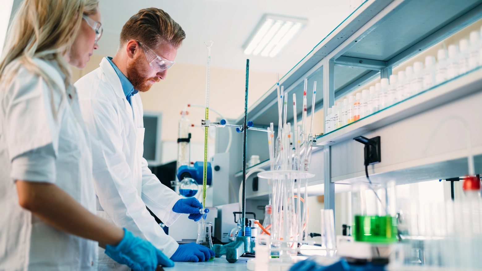 Ricercatori al lavoro in un laboratorio