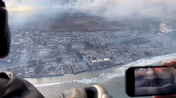 Il video choc dell’incendio alle Hawaii: famiglia in auto tra l’inferno. “Oddio, lì c’è una donna morta”