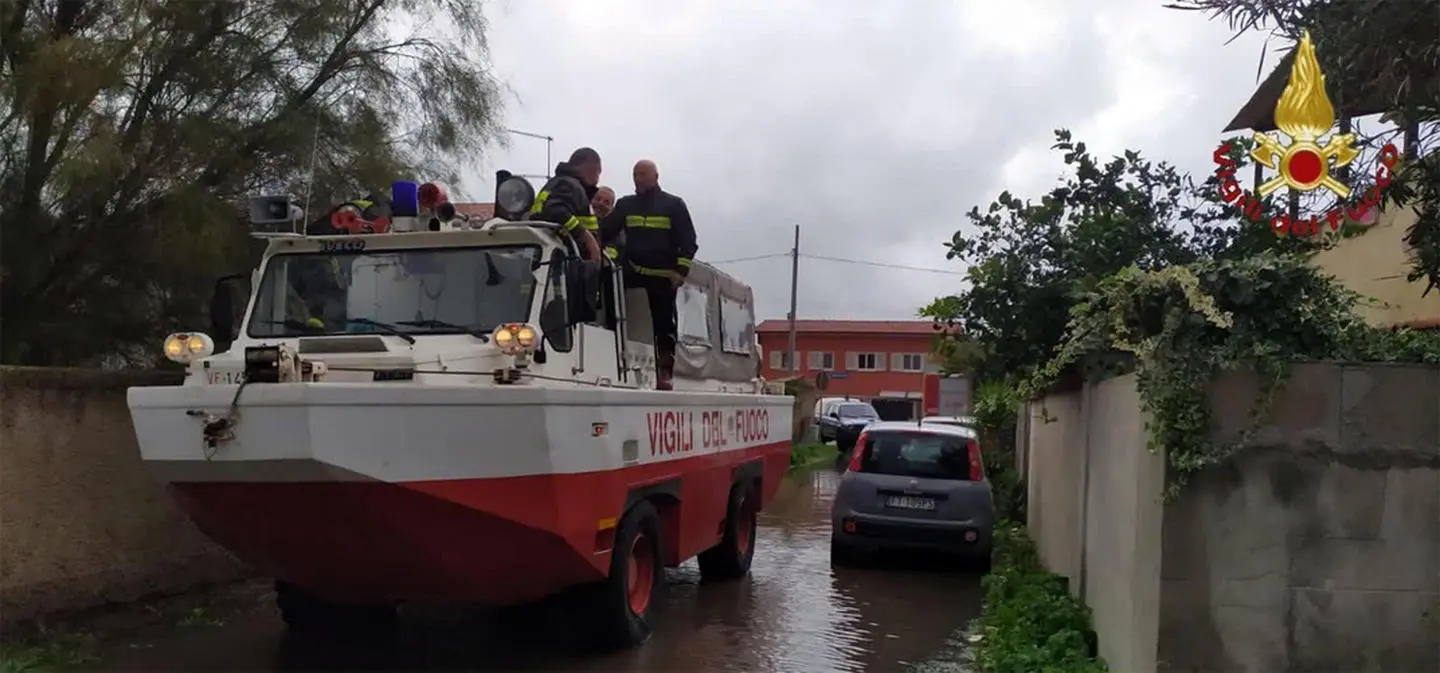 Maltempo sul litorale romano, 250 interventi: persone intrappolate nelle case allagate