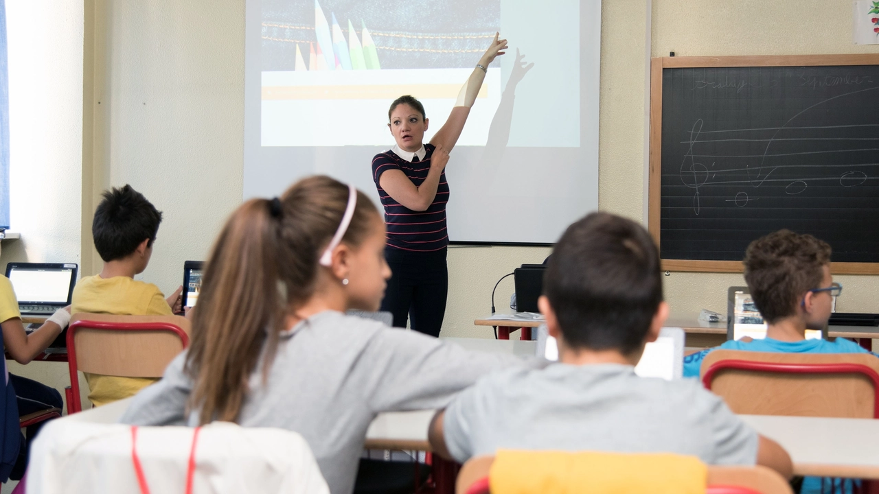 Docente in classe (Foto generica/spf)