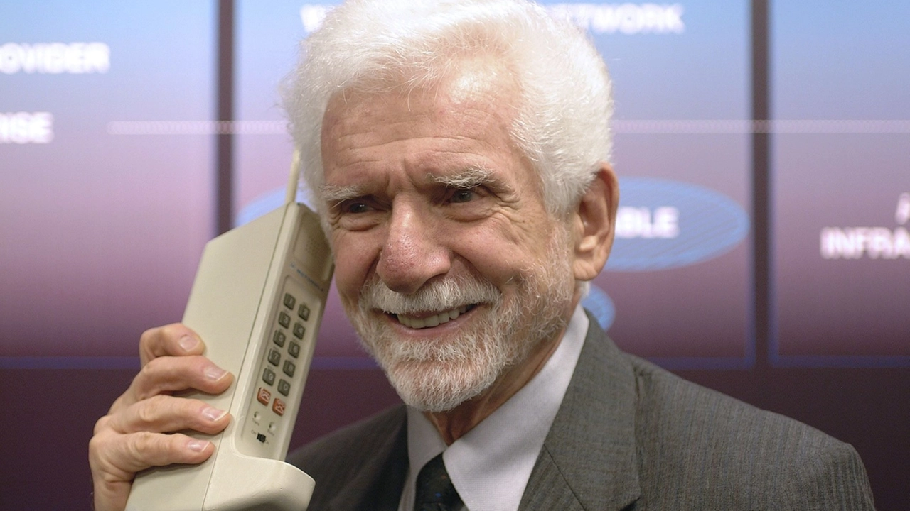 Martin Cooper creò il primo telefono cellulare per Motorola (Ansa)