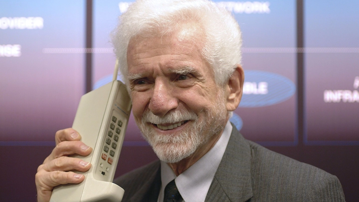 Martin Cooper creò il primo telefono cellulare per Motorola (Ansa)