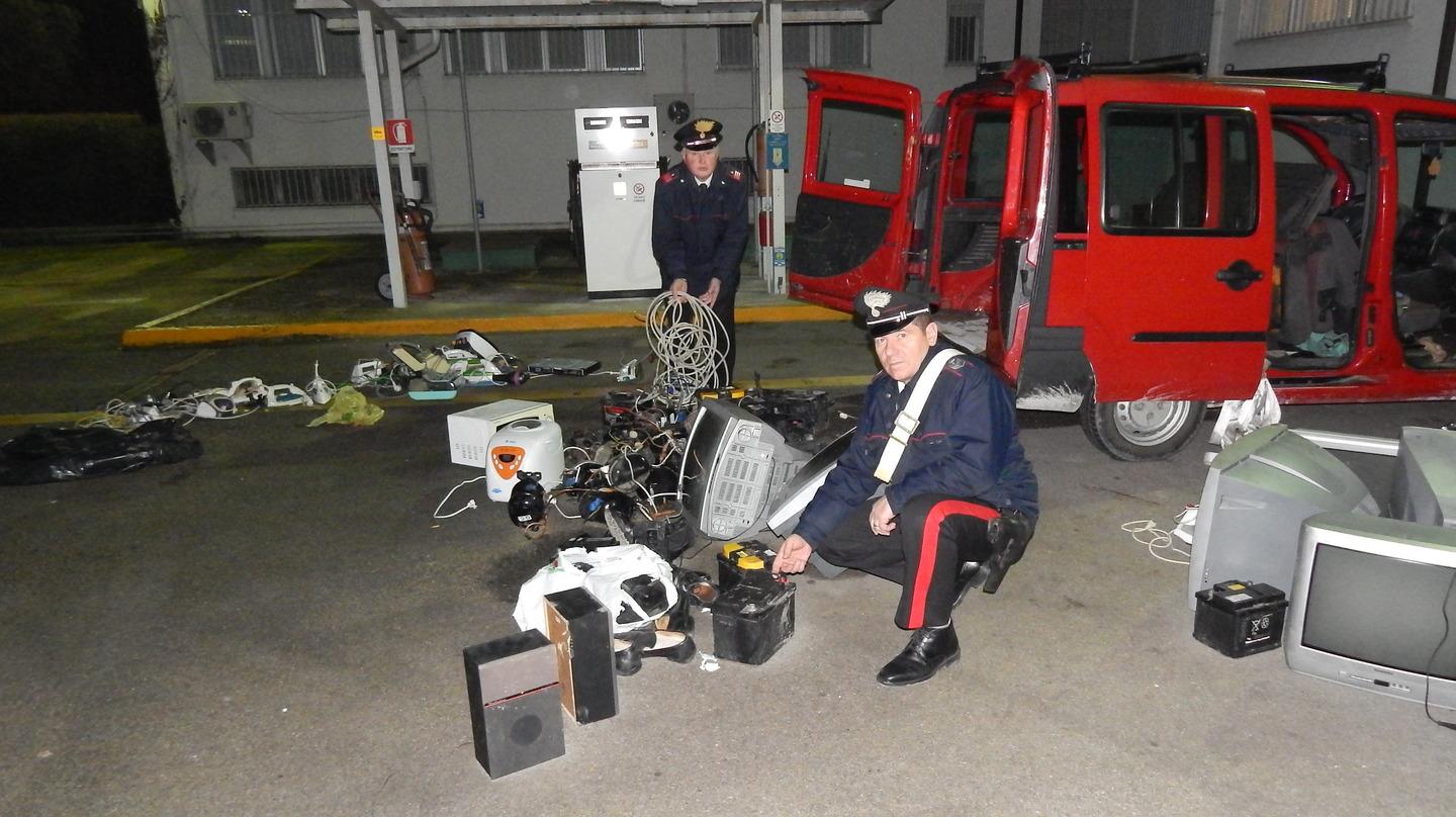 Sorpresi Mentre Rubano Allecocentro Arrestati Due Fratelli