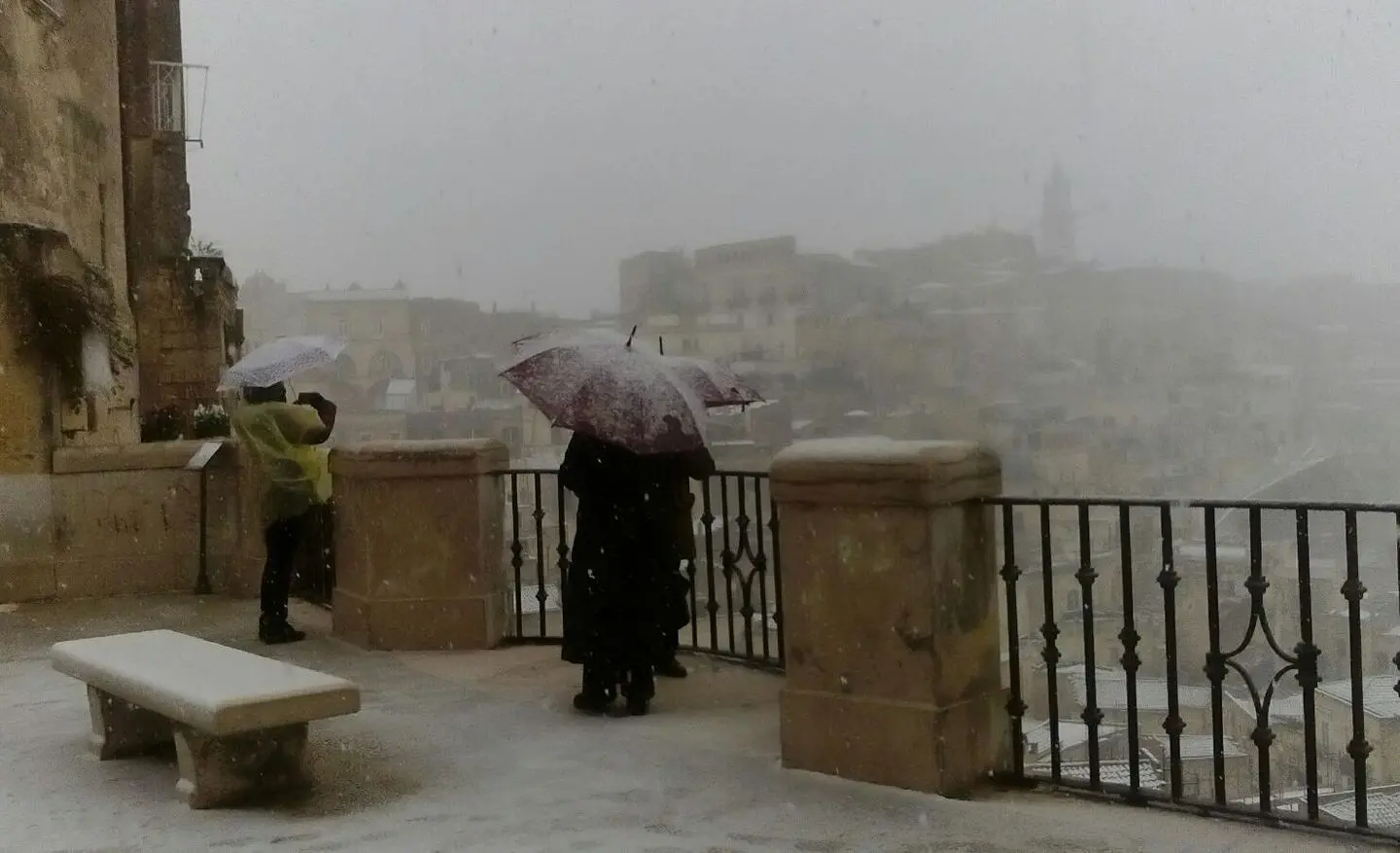 Meteo, Befana gelata: l'Italia batte i denti. Ma la bufera non ferma i vacanzieri