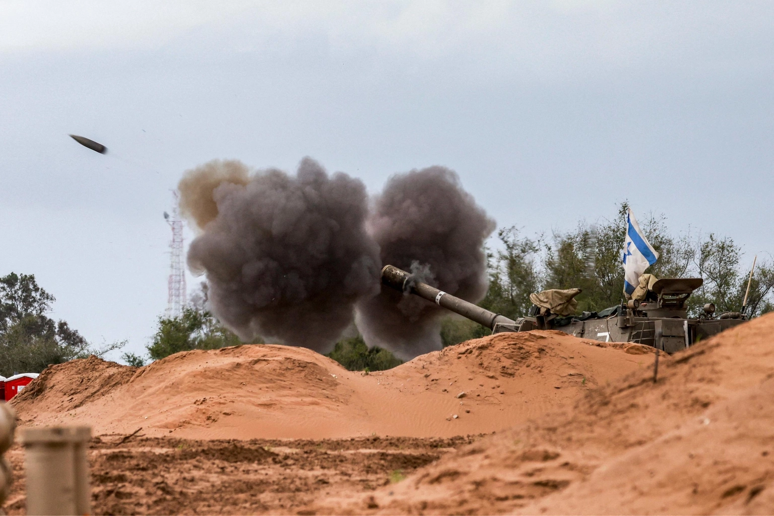 Un howitzer israeliano in azione (Ansa)