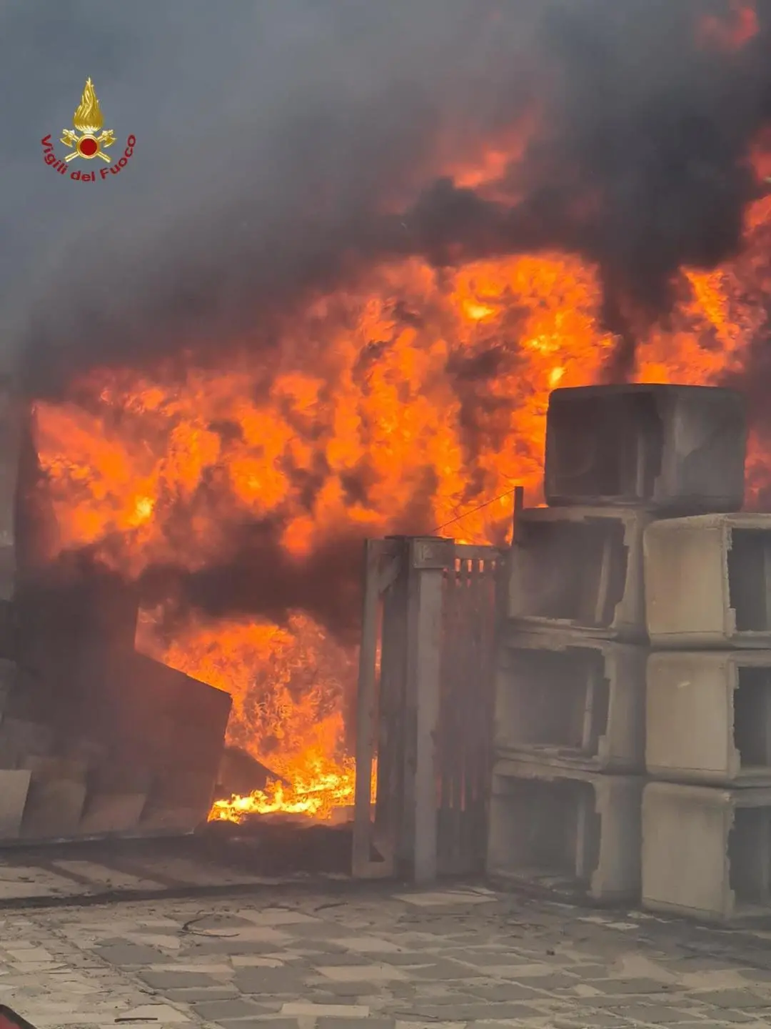 Roma, incendio alla Magliana in un deposito edile: fiamme anche sulla vegetazione