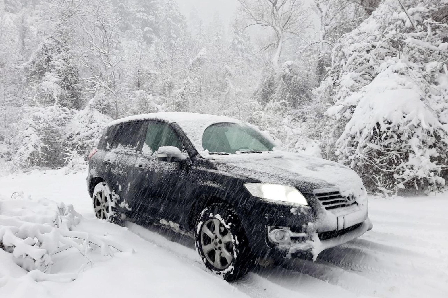Un'auto tra la neve (Ansa)