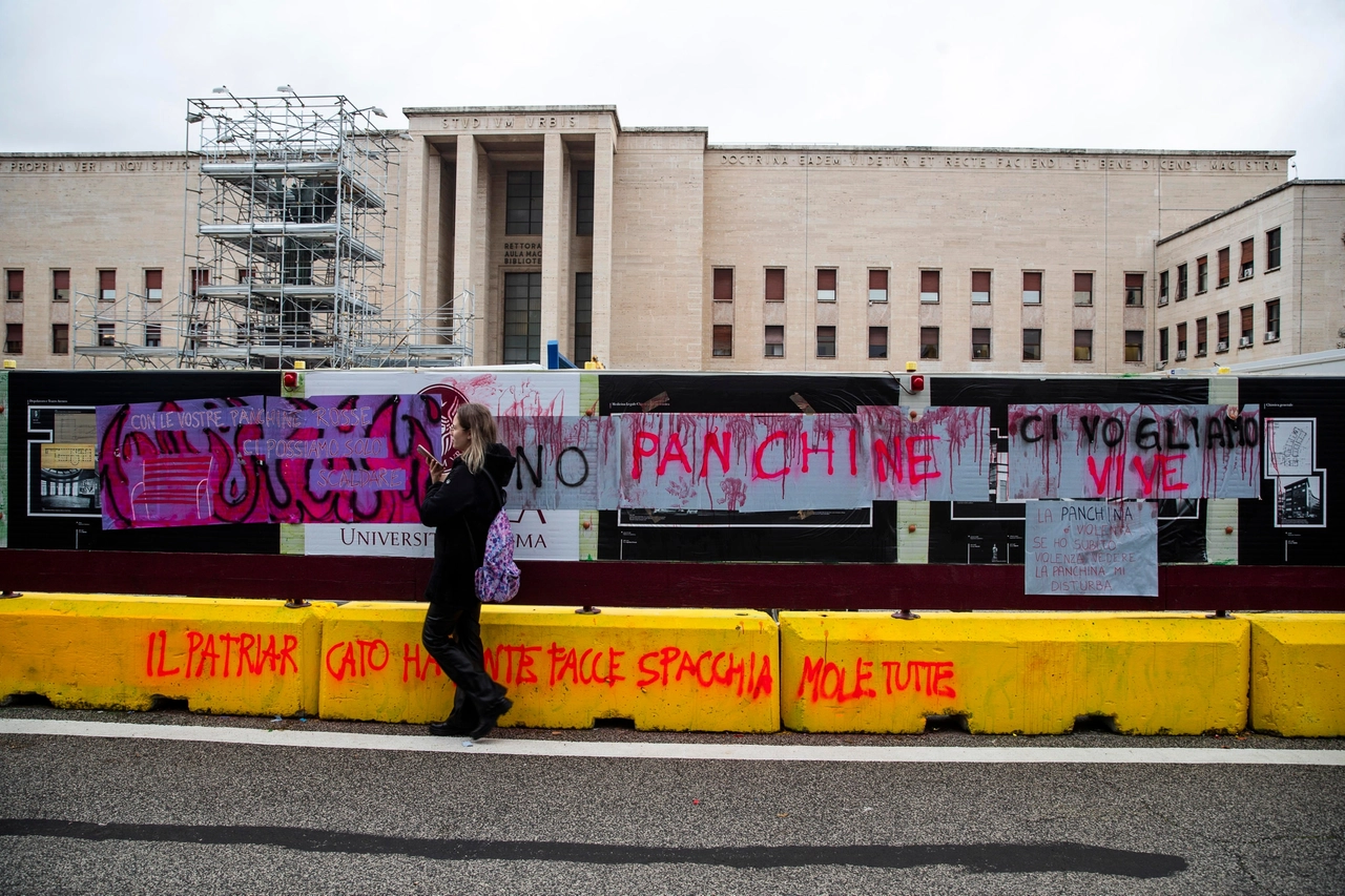 Piazza della Minerva dove era posizionata la panchina rossa contro la violenza sulle donne inaugurata all'università la Sapienza di Roma (Ansa)