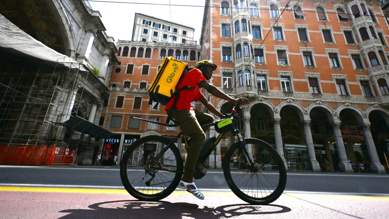 Un rider a Genova fa consegne sotto il sole rovente