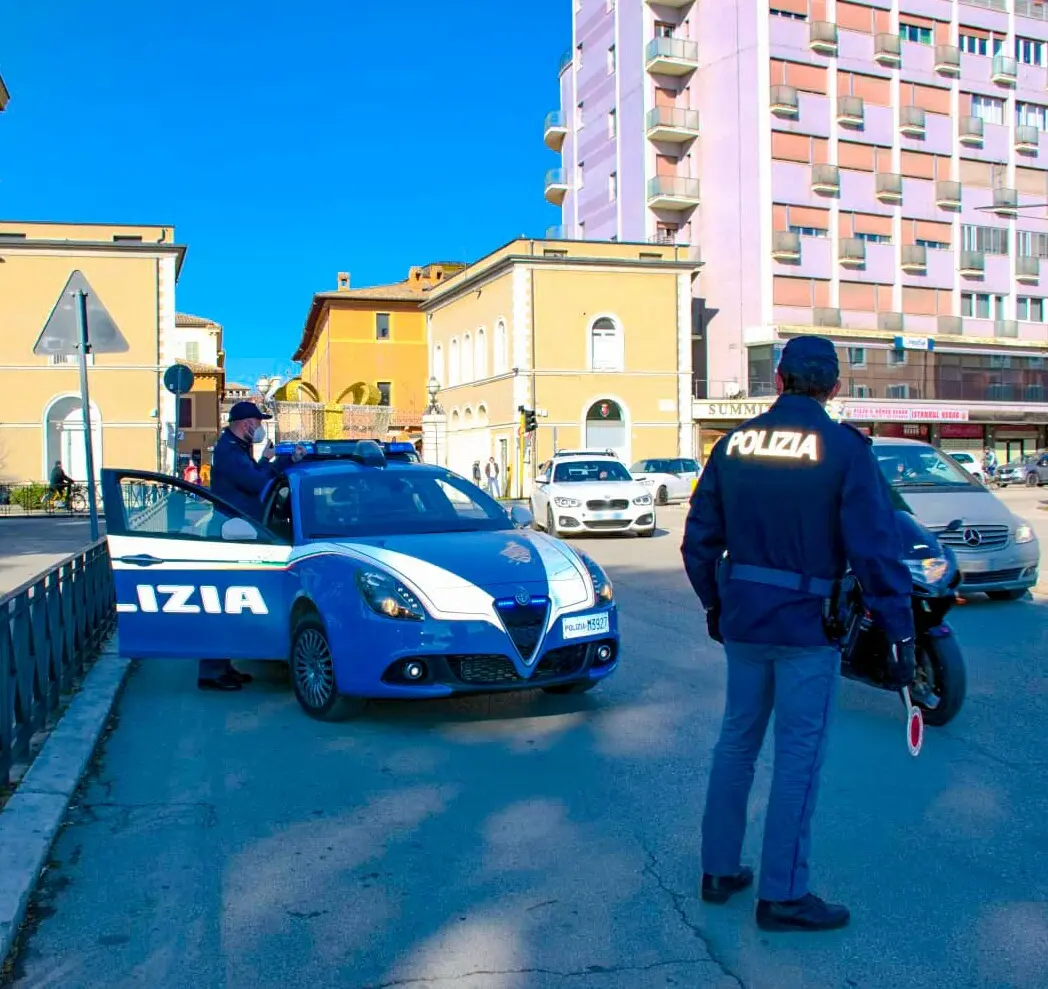 Colpi di pistola esplosi vicino alla scuola: un uomo è stato gambizatto a Ponticelli