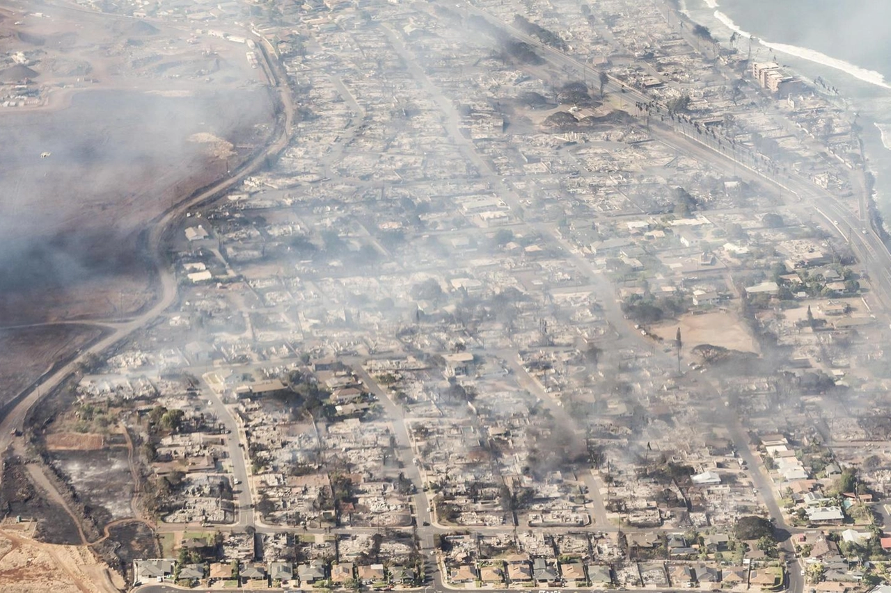 Incendi alle Hawaii, decine di migliaia al buio (Ansa)