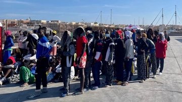 Lampedusa: protesta dei migranti sul molo, carica delle forze dell’ordine. Hotspot al collasso: in 7mila dentro. Il sindaco: "Stato di emergenza”