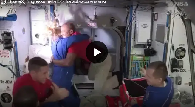 Crew Dragon raggiunge la stazione Iss: aperto il portello. Lo storico abbraccio