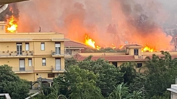 Palermo circondata dagli incendi: tre morti. Roghi nel Catanese, “mandate i Canadair”