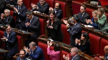 Def, Camera boccia scostamento di bilancio. Cosa è successo. In Cdm nessuna modifica al testo, oggi si rivota. Meloni: “Brutta figura, ma non c’è problema politico”