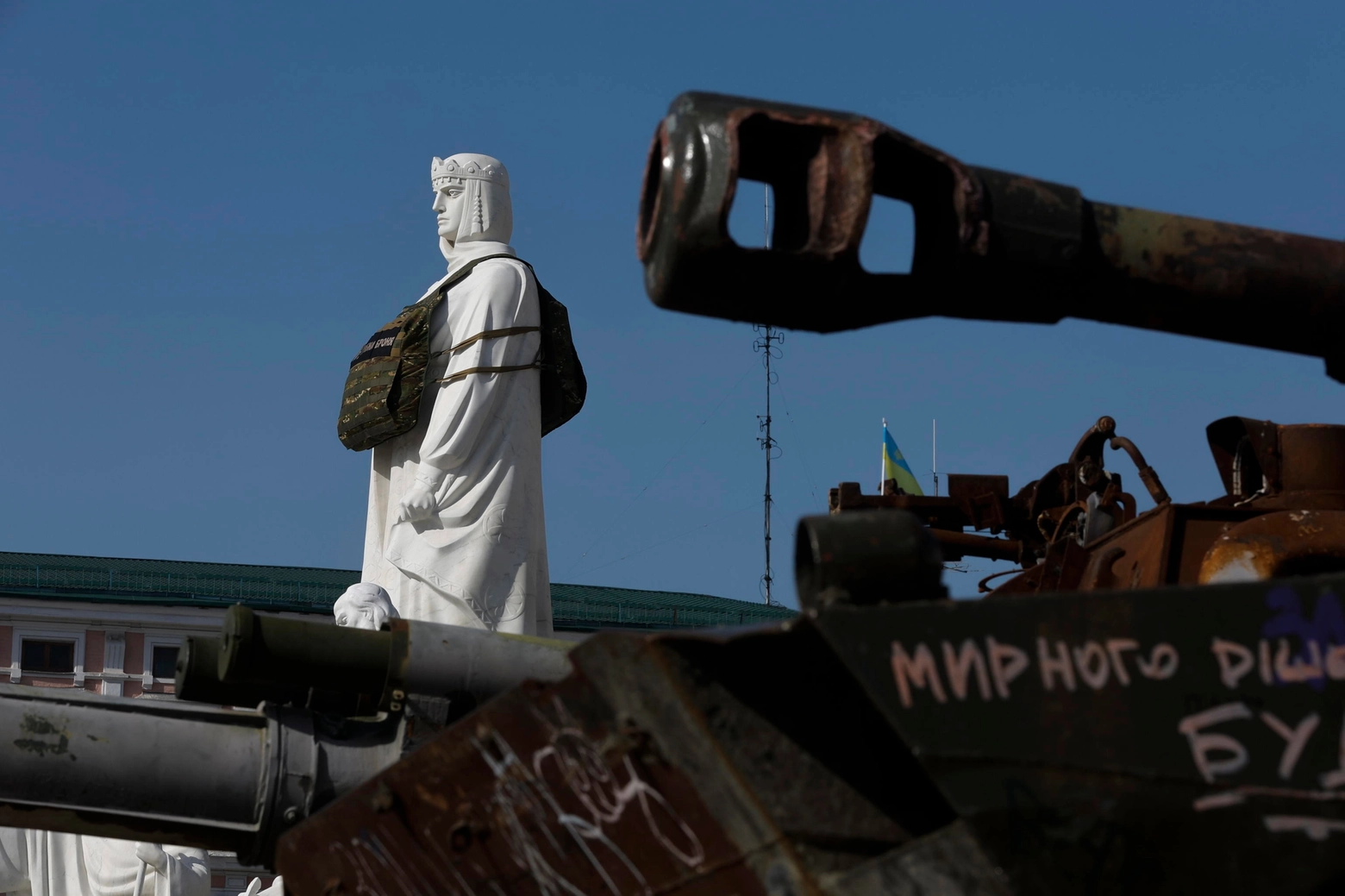 Un giubbotto antiproiettile sul monumento della principessa Olga in piazza Mykhailivska a Kiev