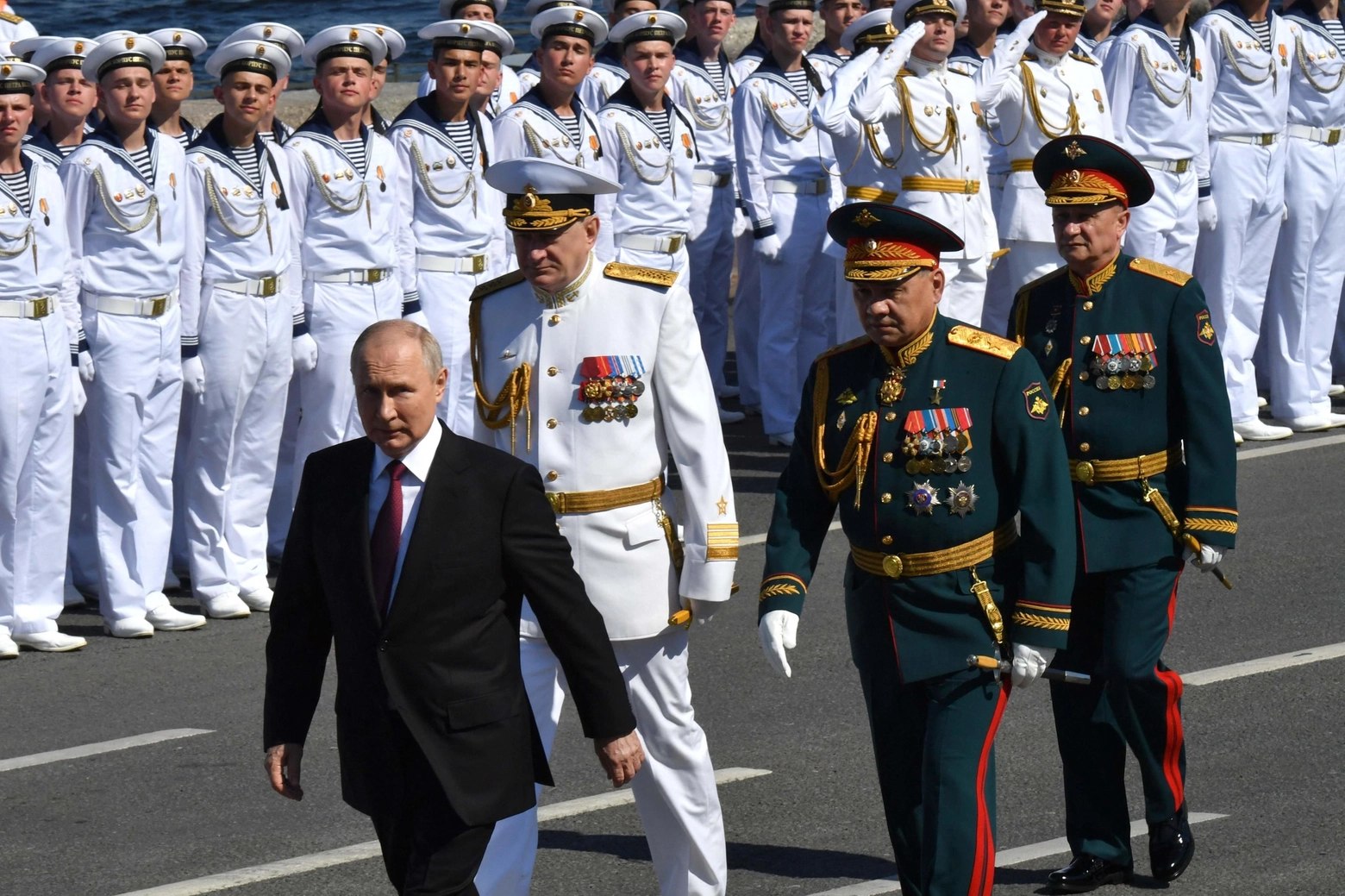 Putin durante le celebrazioni del Giorno della Marina