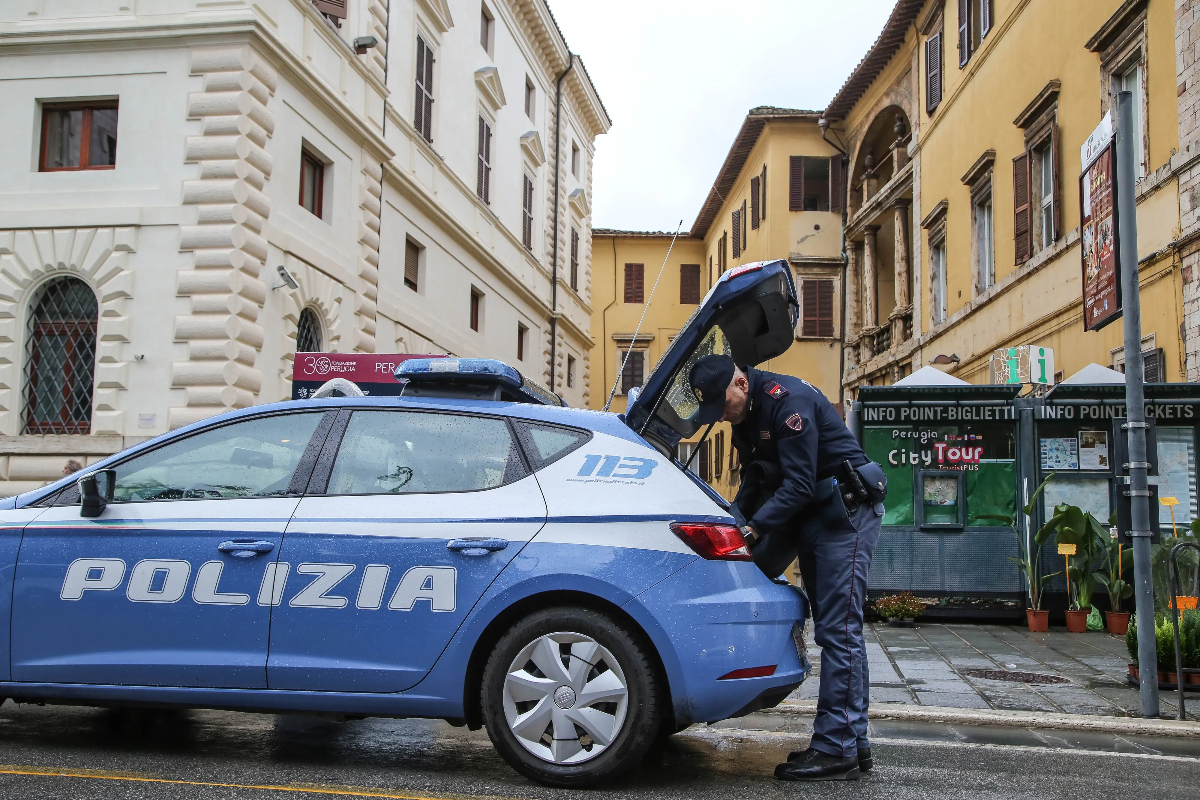 Centomila euro di profumi: è il bottino di un furto notturno a Roma