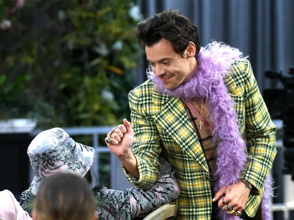 Harry Styles e il queerbaiting: il cantante risponde alle polemiche sulla sua sessualità