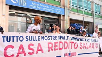 Reddito cittadinanza, protesta davanti alla sede Inps di Roma: “Finitela con la guerra dei poveri”