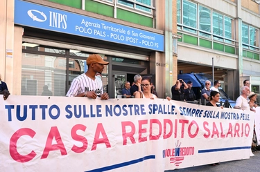 Reddito cittadinanza, protesta davanti alla sede Inps di Roma: “Finitela con la guerra dei poveri”