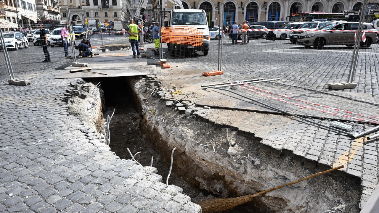 Smottamento del cantiere in piazza Venezia a Roma