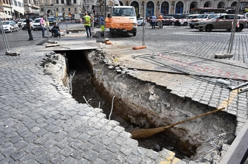 Roma, smottamento vicino al cantiere della Metro C. Traffico bloccato in piazza Venezia, il centro è nel caos