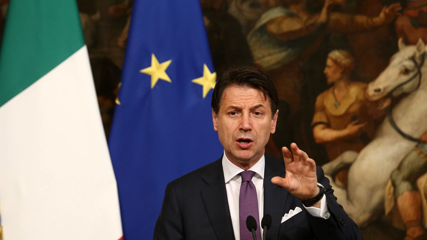 Il presidente del Consiglio Giuseppe Conte in conferenza stampa (ImagoE)