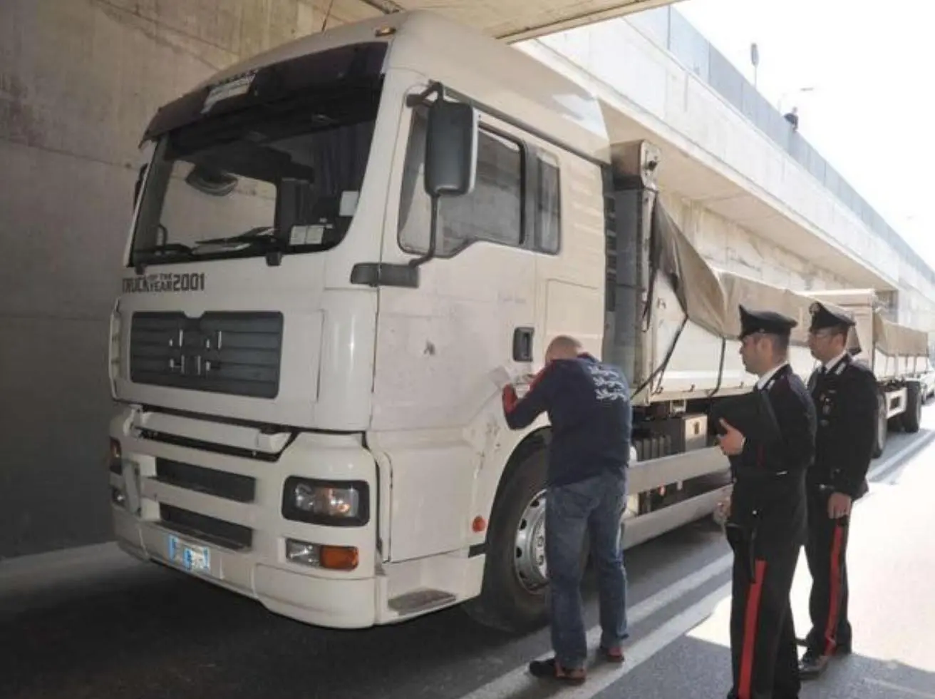 Sicurezza stradale, la truffa dei tir: una calamita tarocca il cronotachigrafo e così il camionista non riposa