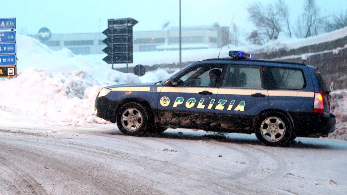 Una pattuglia della polizia stradale al lavoro durante il ‘nevone’ del 2012 (foto Luca Ravaglia)