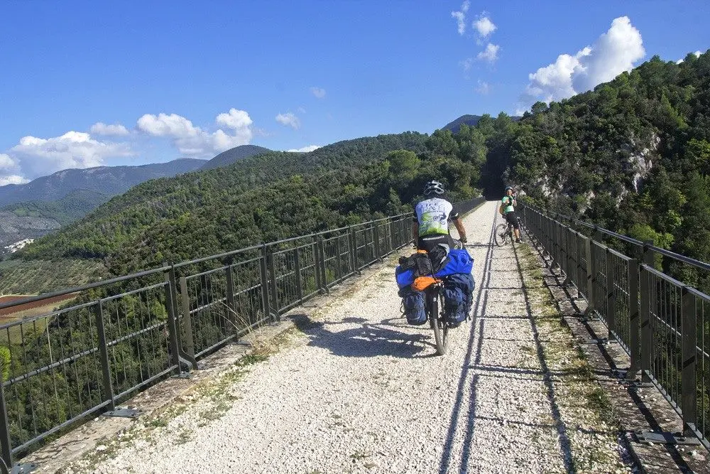 Dal treno alla bicicletta: ecco le ferrovie dismesse trasformate in ciclovie