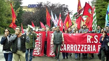 Stellantis e l’auto italiana a rischio: una storia infinita, ieri e oggi. Il Lingotto minacciava le chiusure e dal governo piovevano soldi