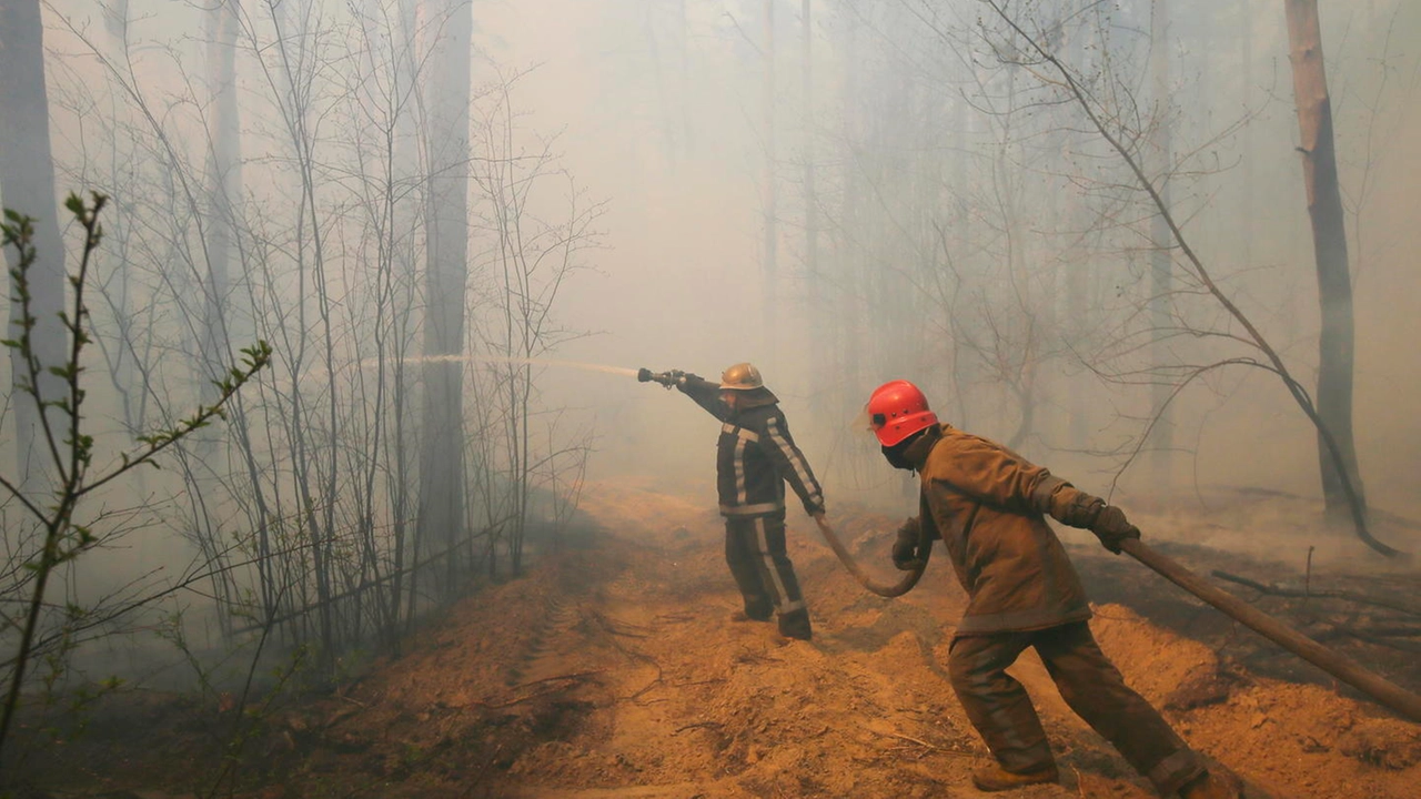 Incendi a Chernobyl (Ansa)