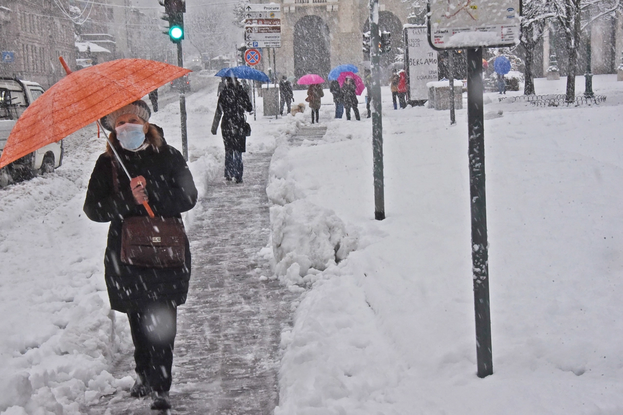 Nevicata a Bergamo (Ansa)