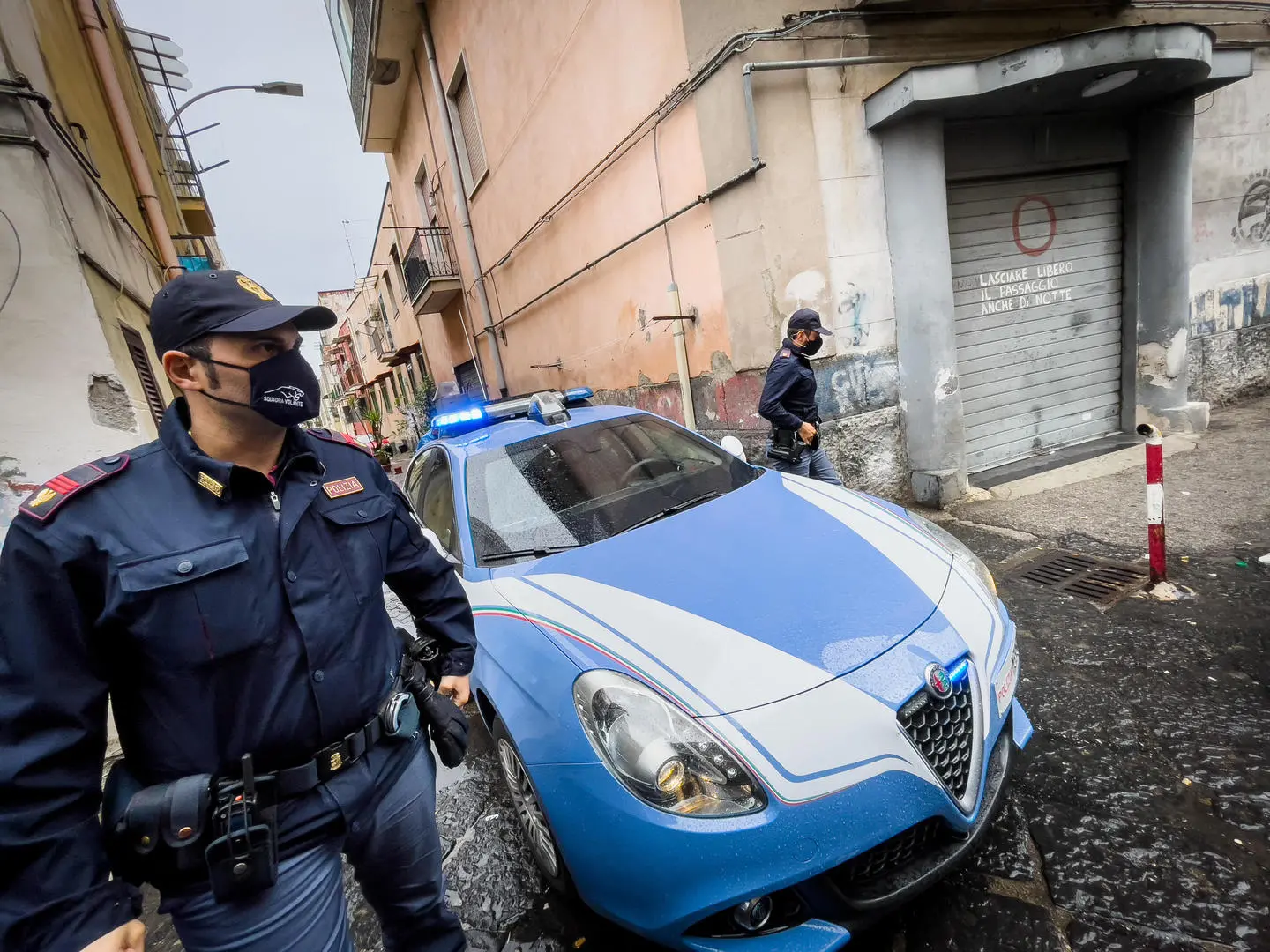 Napoli, spari in strada contro un gruppo di minorenni: due feriti