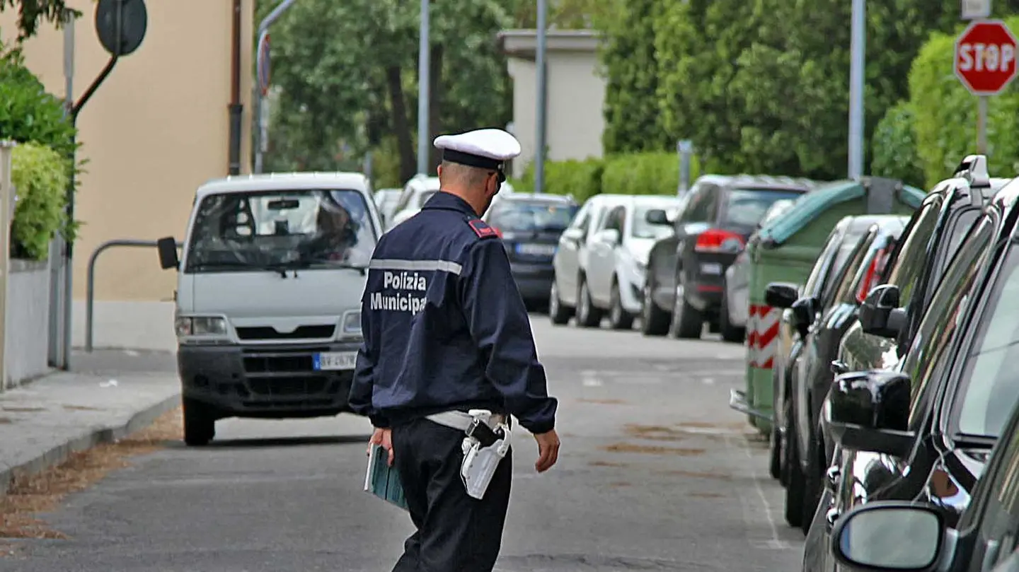 Controlli della polizia locale in un centro massaggi gestito da cinesi