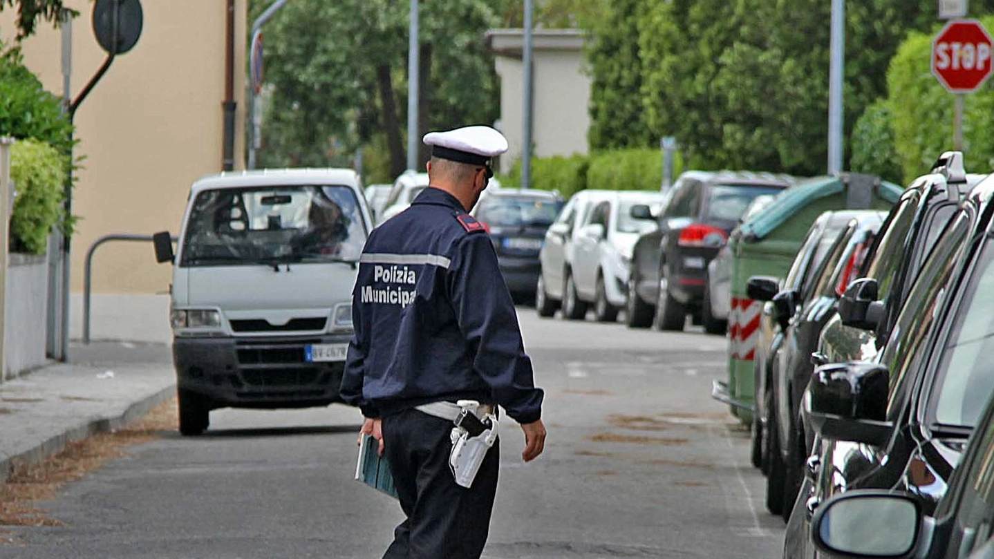 Un agente della Polizia Municipale di Pontedera durante i controlli